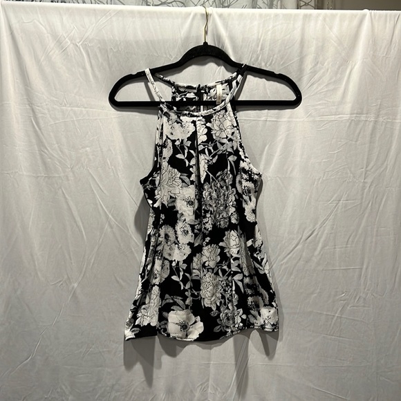 Super cute tank - Picture 1 of 2